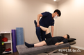초기라면 수술 필요 없다...관절염 단계별 치료법은?