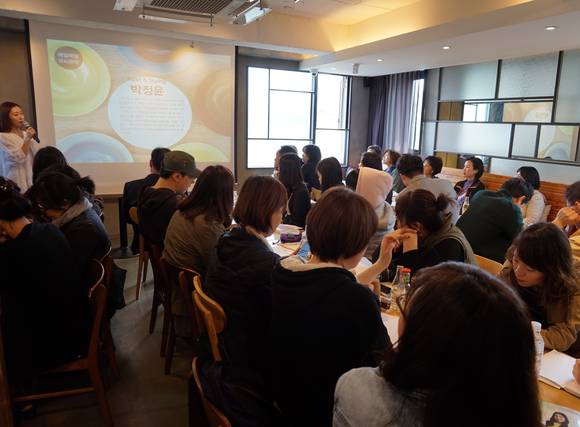 17일(목) 신사동 카페 ‘온더비’에서 진행된 <매일매일 우리한우> 출판기념회에 많은 사람들이 참석해 책 소개를 듣고 있다. 