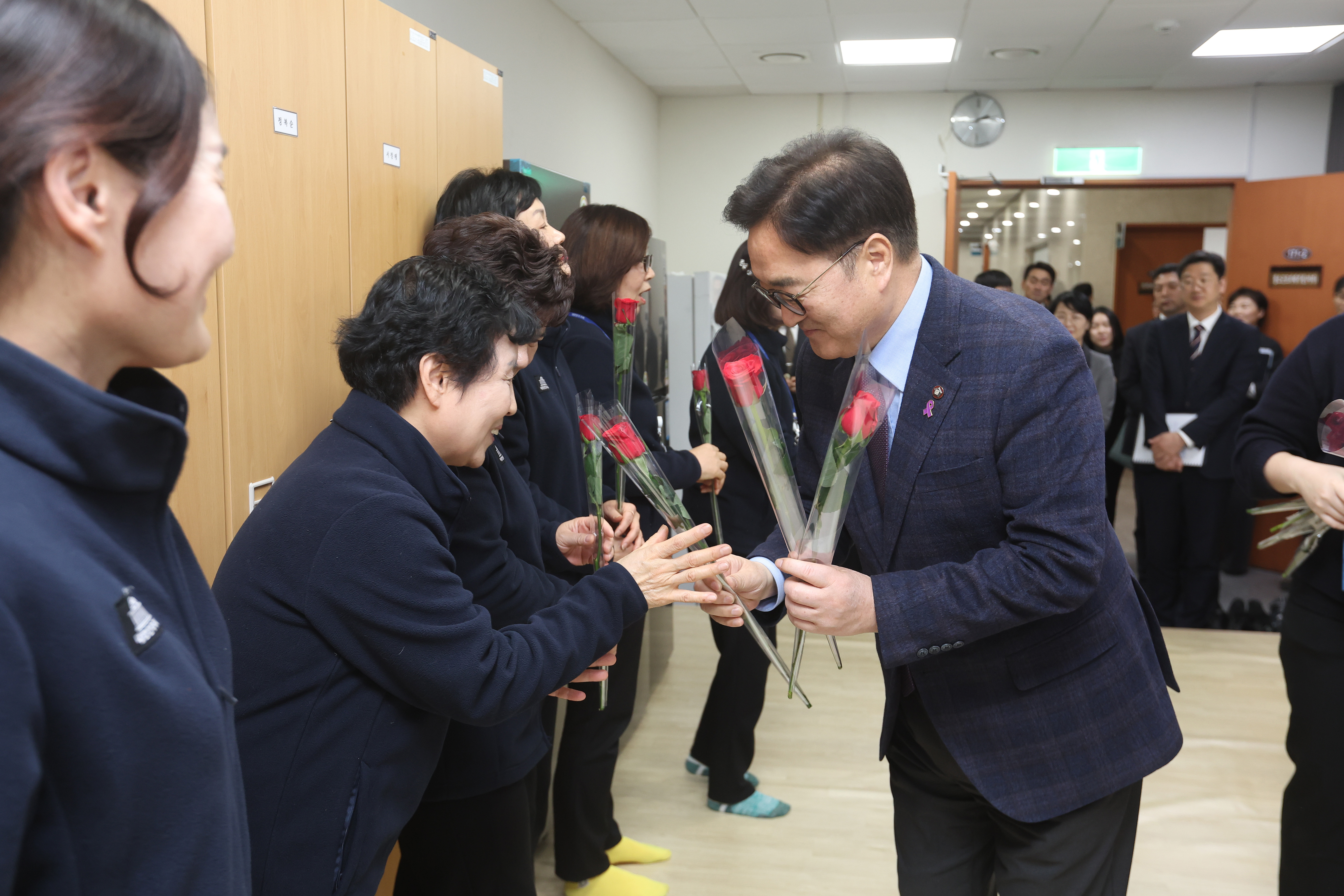 우원식 국회의장, 세계 여성의 날 맞아 국회 여성노동자들에 장미 전달