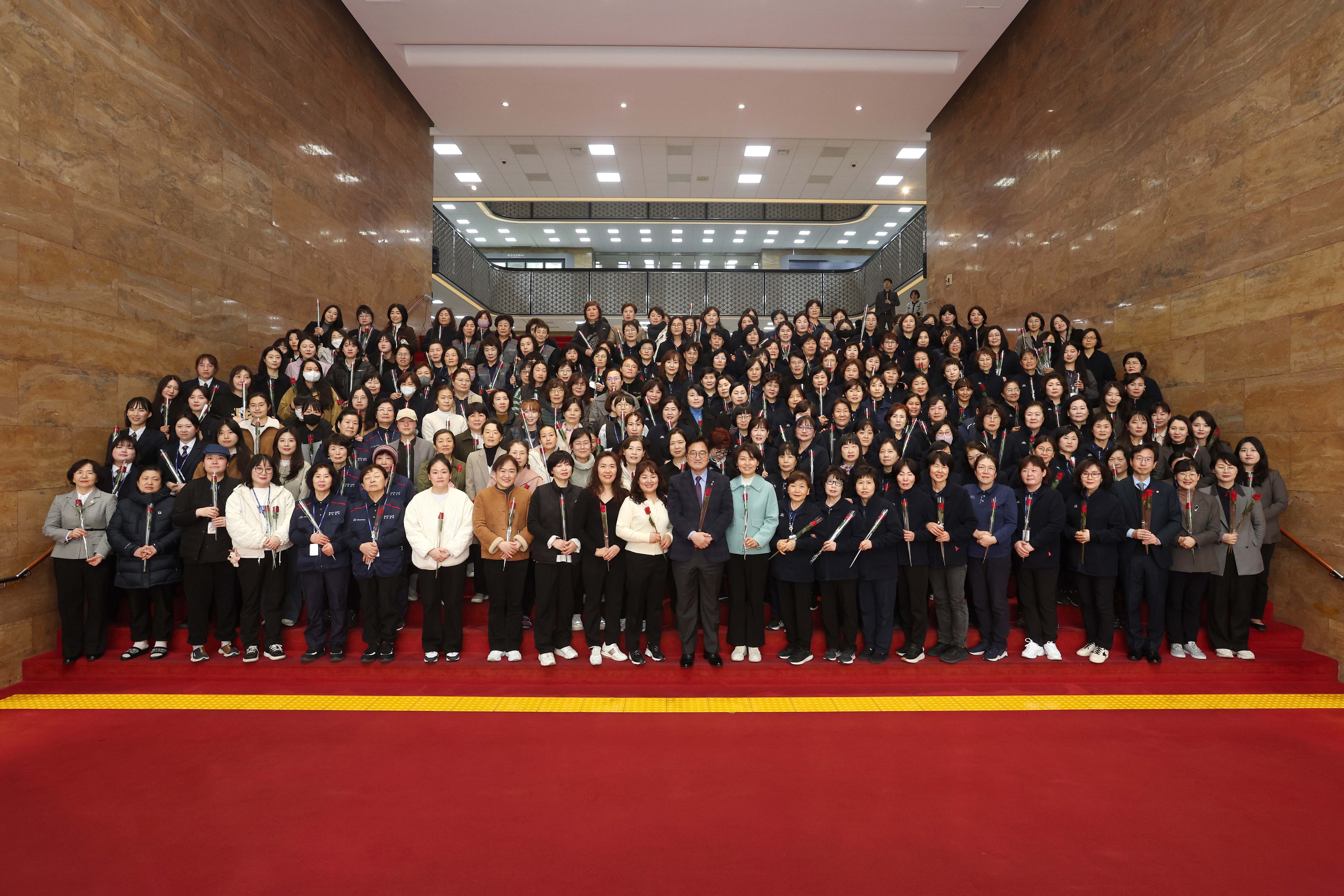 우원식 국회의장, 세계 여성의 날 맞아 국회 여성노동자들에 장미 전달